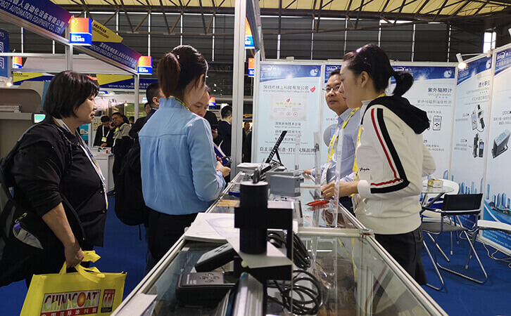 林上科技員工為觀眾演示儀器操作 林上科技員工為觀眾演示儀器操作