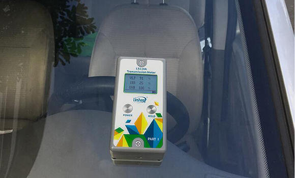 太陽膜測試儀測量汽車玻璃